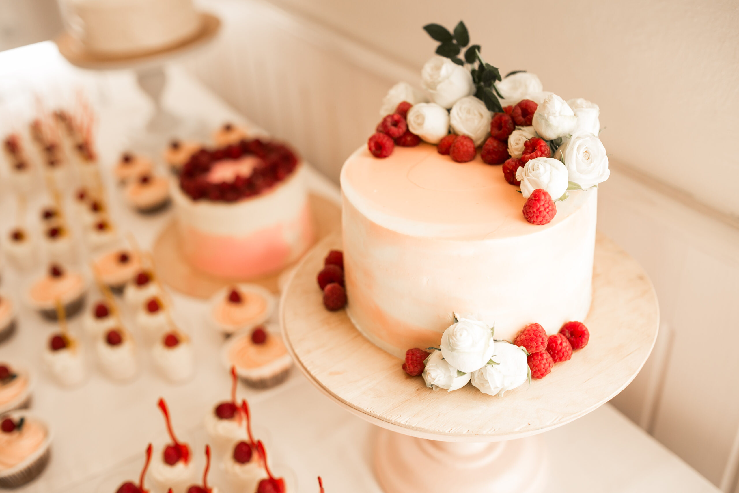 Vogliamo mettere in risalto l'armonia tra la bellezza floreale e la bontà dei nostri dolci con quattro idee mozzafiato per voi, che renderanno il vostro ricevimento indimenticabile.